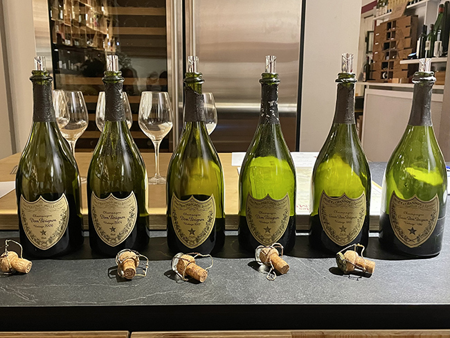 Bottiglie stappate di Dom Pérignon e calici pronti per la degustazione verticale