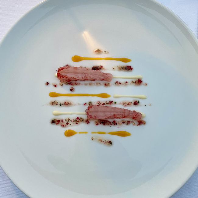 Antipasti: Gambero rosso, estratto di mandarino, fiori di salvia, ananas – ristorante Uliassi (Senigallia)