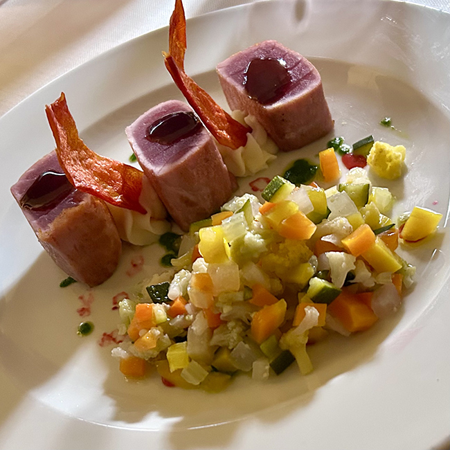 Secondi Piatti: Tamburello di tonno tataki con verdure di stagione – ristorante dal Re (Milano)