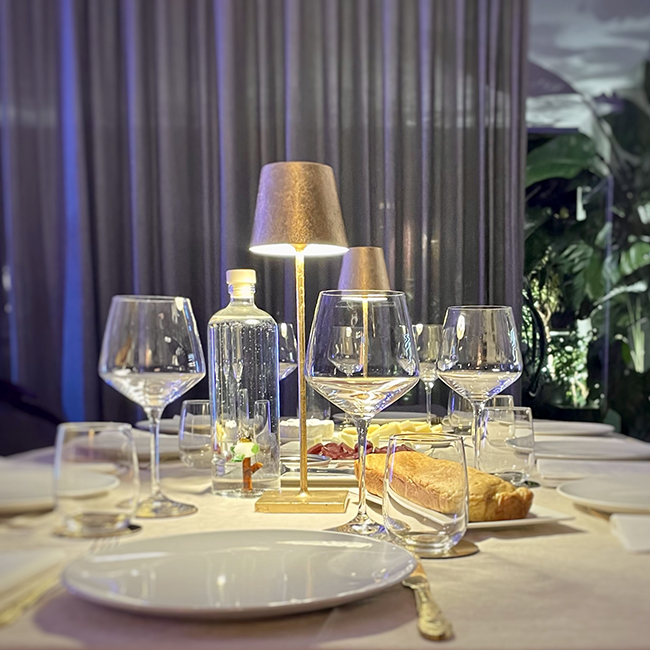 Tavolo elegante con calici e mise en place raffinata per una degustazione di vino a casa