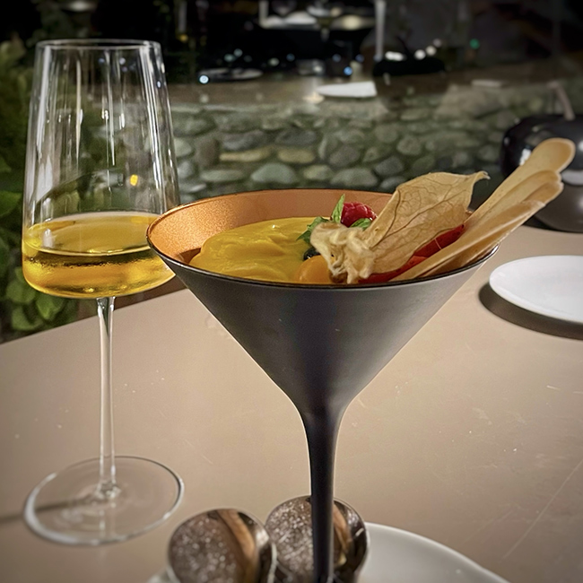 Calice di vino dolce servito con dessert elegante al cucchiaio