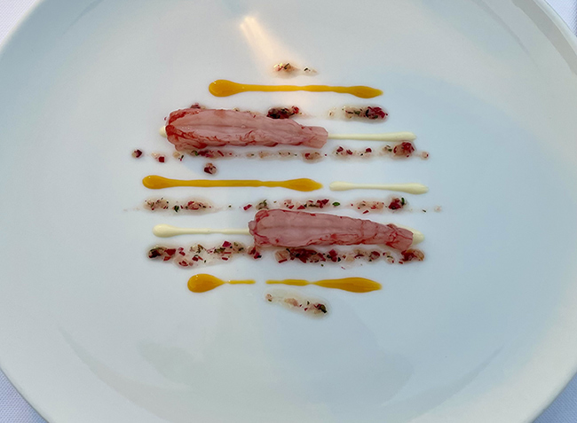 Gambero rosso, estratto di mandarino, fiori di salvia, ananas – ristorante Uliassi (Senigallia)
