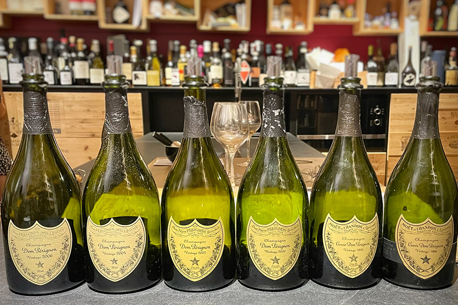 Bottiglie di Dom Pérignon dal 1995 al 2006 su un banco di degustazione